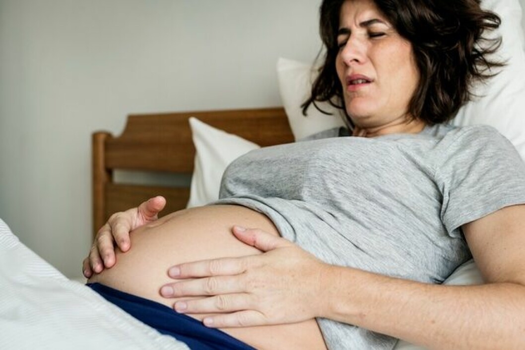Sammandragningar som är regelbundna och blir starkare och starkare är et tecken på att förlossningen är nära stundande.
