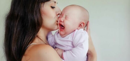 Varför gråter bebisen? 16 vanliga orsaker