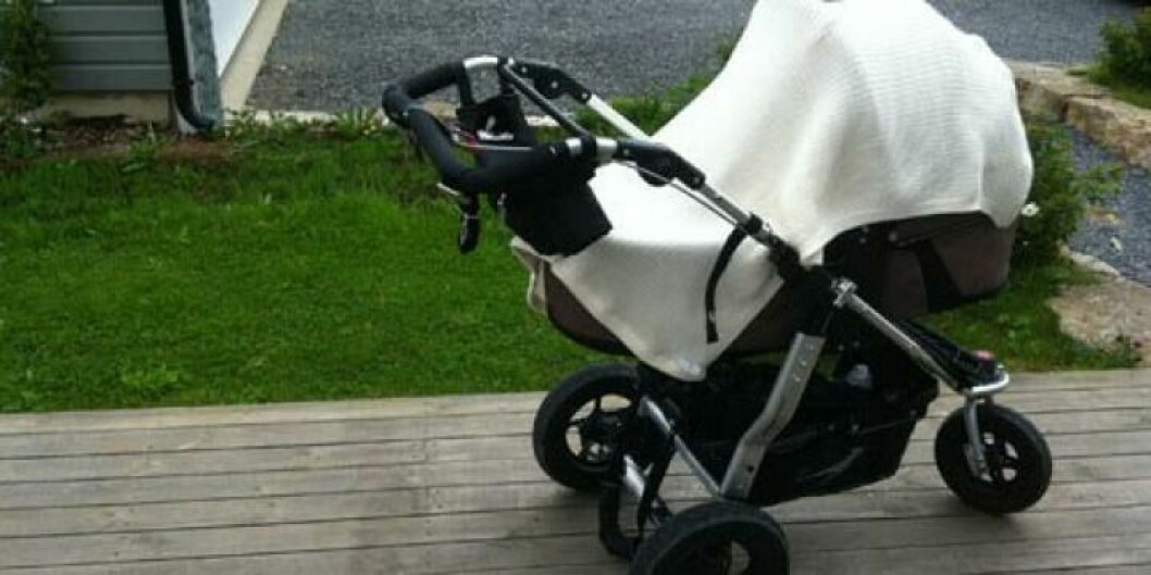 Så ska det inte göras! Täcke över vagnen ger babyn för lite luft! Foto: Elisabeth Lofthus