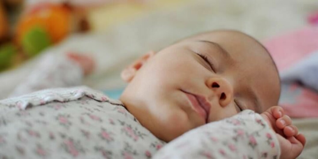 STYR SÖMNEN SJÄLV: Ett spädbarn sover upp till 20 timmar om dygnet och behöver få styra sömnen själv. Men alla bebisar ska läggas på ryggen. Foto: NTB Scanpix