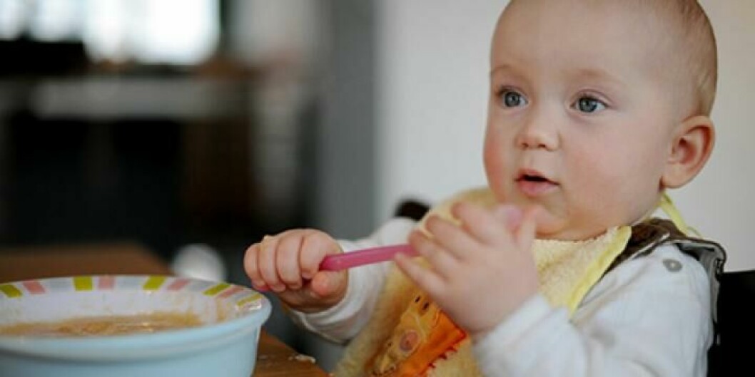 DAGS ATT BÖRJA MED MAT: Från sex månader behöver alla barn fast föda utöver bröstmjölk. Det rekommenderas att införa en smak åt gången, i små doser. Foto: NTB Scanpix