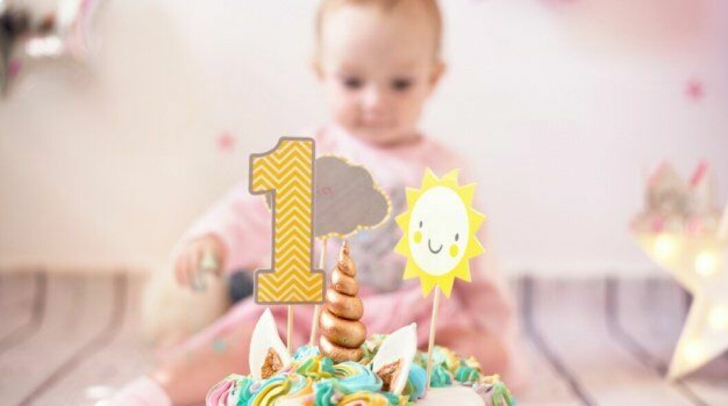 Barnkalas tips kalas ett år tårta bebis inbjudan