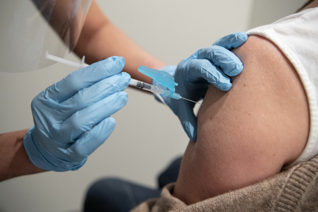 Nya vaccin mot omikronvarianten kan komma till Sverige i höst.