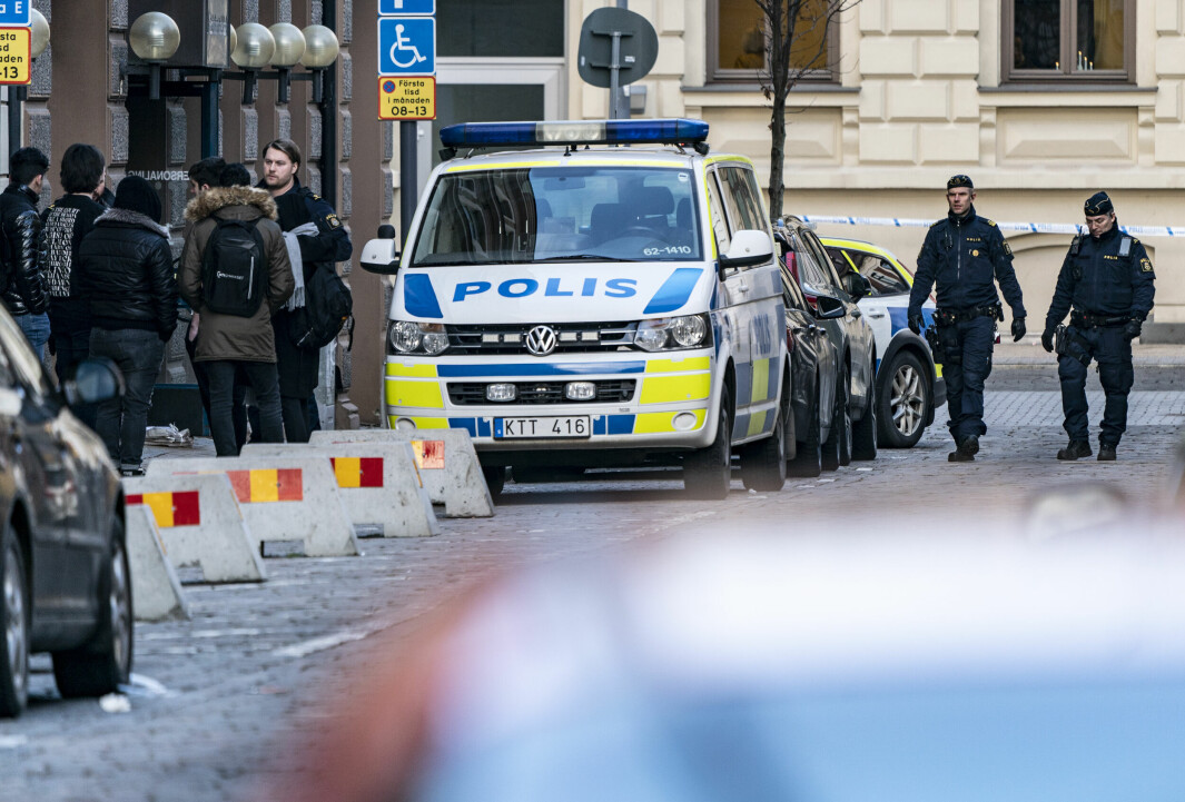 Polis på plats utanför NTI-gymnasiet i centrala i Kristianstad på måndagen. En tonårspojke har skadats allvarligt i samband med en knivattack på en skola i Kristianstad. Enligt uppgifter ska en beväpnad tonåring nu ha gripits, efter att ha försökt attackera både lärare och elever.