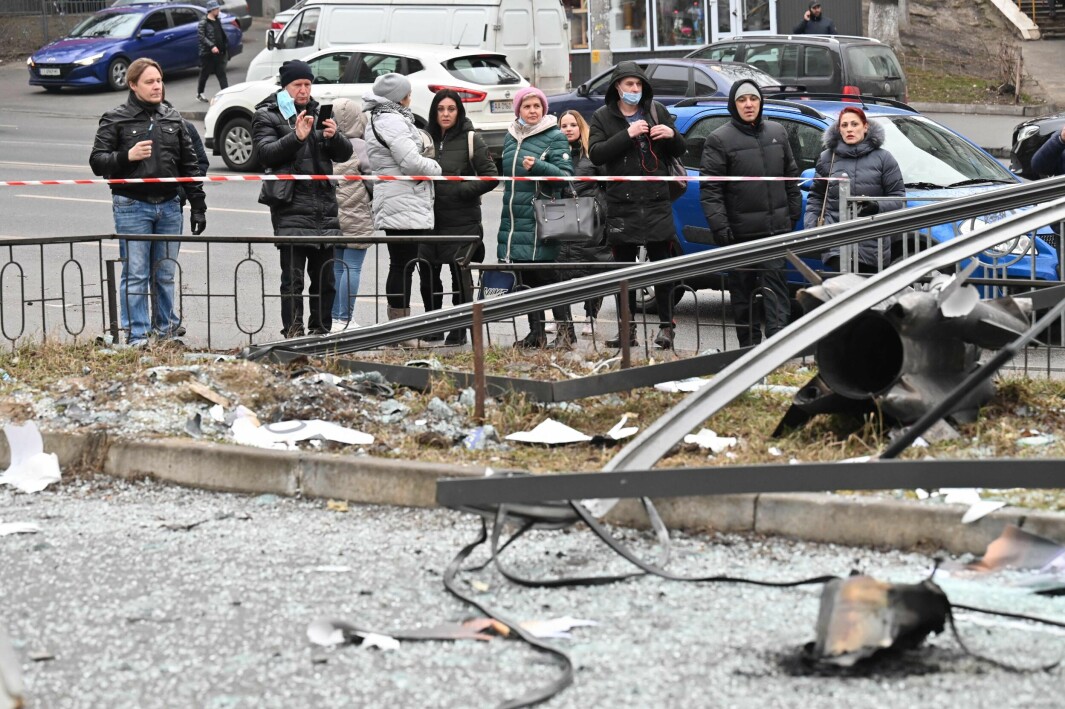 Människor i Kiev har samlats vid en plats som spärrats av efter en bombning.