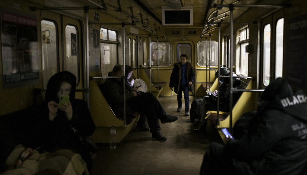 Folk använder stillastående tåg i tunnelbanan som sittplatser medan de söker skydd i tunnelbanan, Kiev. TT / AP