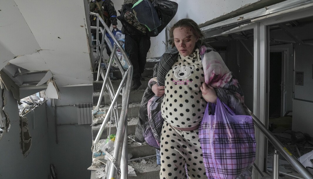Mariupol. En höggravid kvinna tar sig ut från det sönderbombade sjukhuset.