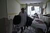 En sjuksköterska går runt i det sönderbombade sjukhuset i Mariupol, Ukraina. AP / TT / Evgeniy Maloletka