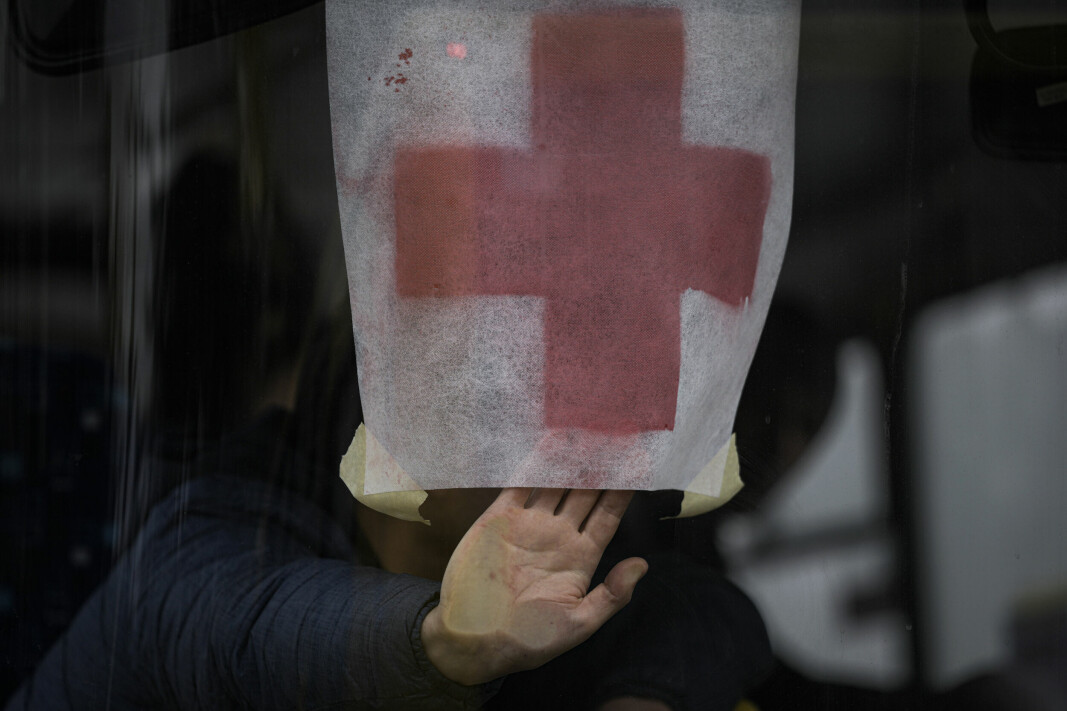 Ett papper med ett rött kors pressas mot fönstret på en buss som evakuerar civila från Irpin, utanför Kiev. Bilden är tagen 9 mars.