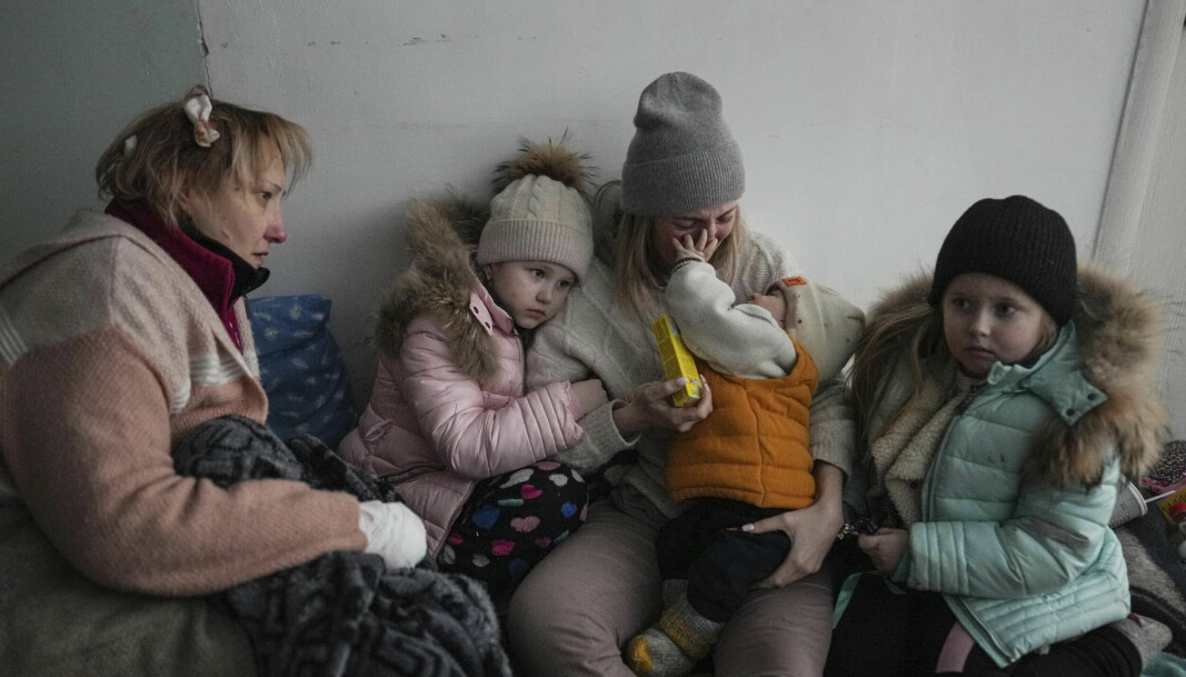 Kvinnor och barn i en sjukhuskorridor i den ukrainska staden Mariupol den 11 mars 2022.