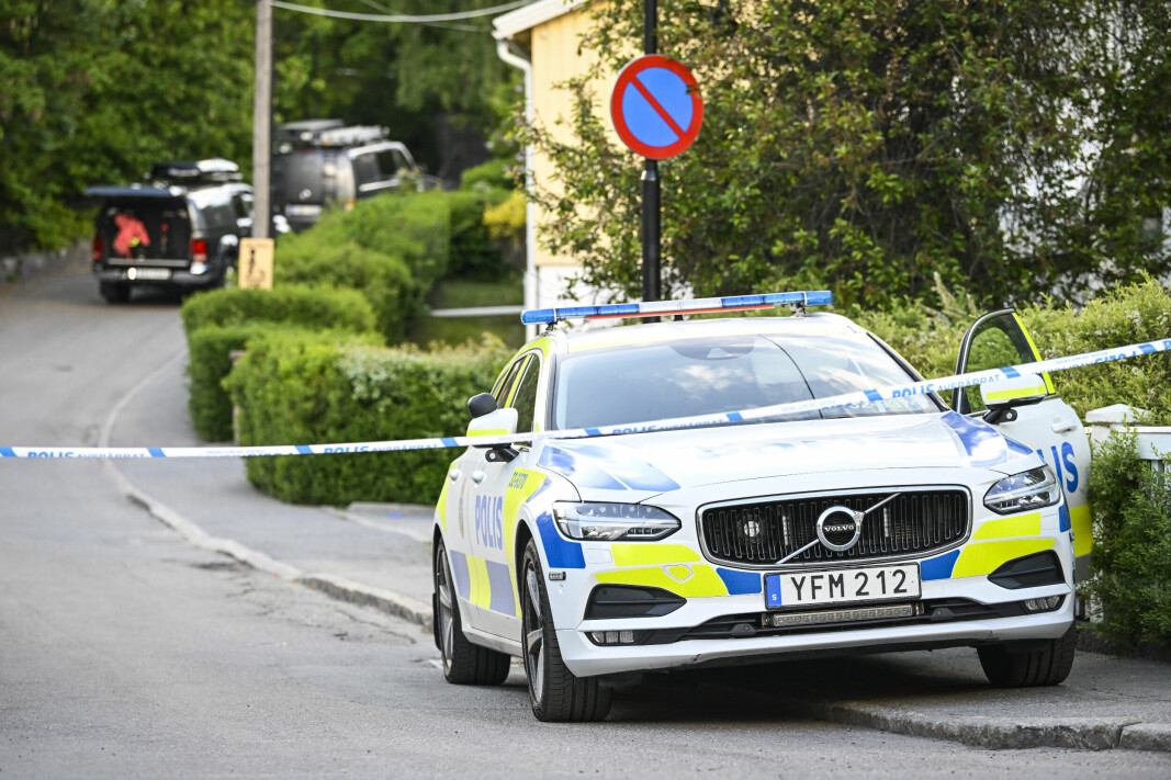 En kvinna i 40-årsåldern och ett barn i femårsåldern har avlidit efter att ha misshandlats svårt i Mälarhöjden i södra Stockholm. En man har anhållits misstänkt för mord efter en stor polisinsats.