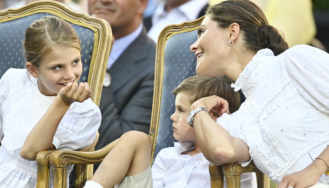 Från vänster: Prinsessan Estelle, prins Oscar och kronprinsessan Victoria under 2021 års Victoriadagar. Arkivbild.