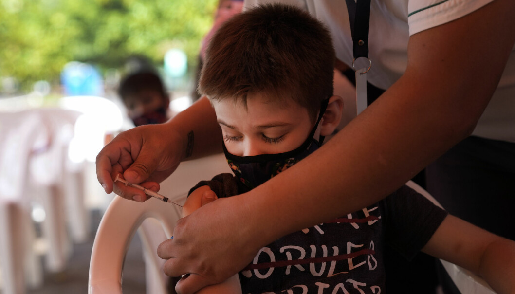 JMånga barn i världen gick miste om vanliga vaccinationer när pandemin härjade förra året. Här vaccineras en pojke i Paraguay mot just covid-19.