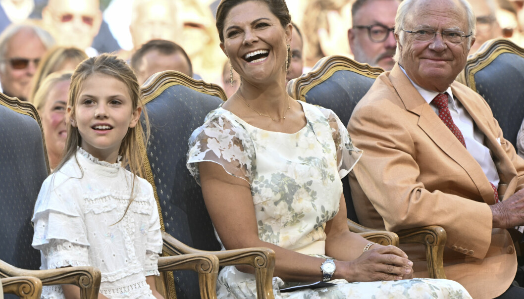 Jonas Ekströmer/TT Prinsessan Estelle, kronprinsessan Victoria och kung Carl Gustaf vid firandet av kronprinsessan Victorias födelsedag på Borgholms slottsruin på Öland.