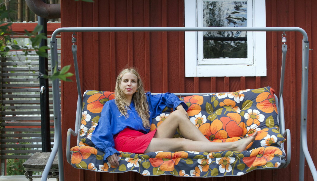 Folkmusikern och landsbygdsaktivisten Samantha Ohlanders bor tillsammans med sin sambo i en tidigare skola utanför Järvsö i Hälsingland.