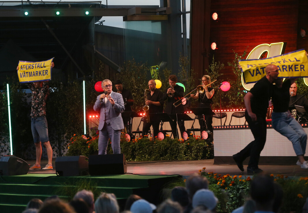 Aktivister kommer upp på scen när Tommy Körberg uppträder under säsongsavslutningen av Allsång från Skansen.