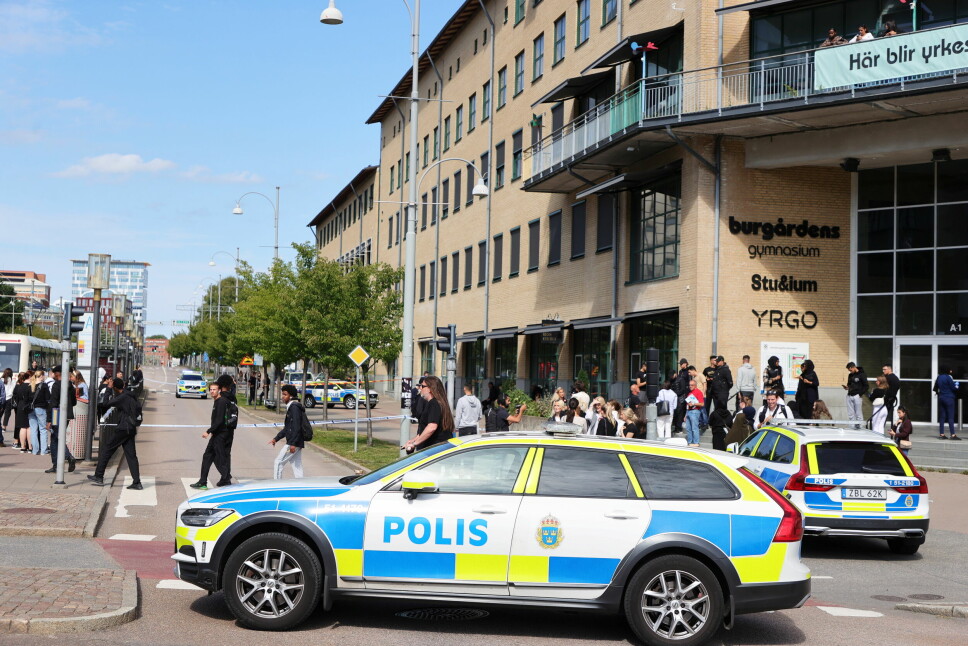 Två pojkar i tonåren har blivit påkörda i samband med ett bråk utanför Burgårdens gymnasieskola i centrala Göteborg. Två personer har gripits efter en biljakt på Hisingen.