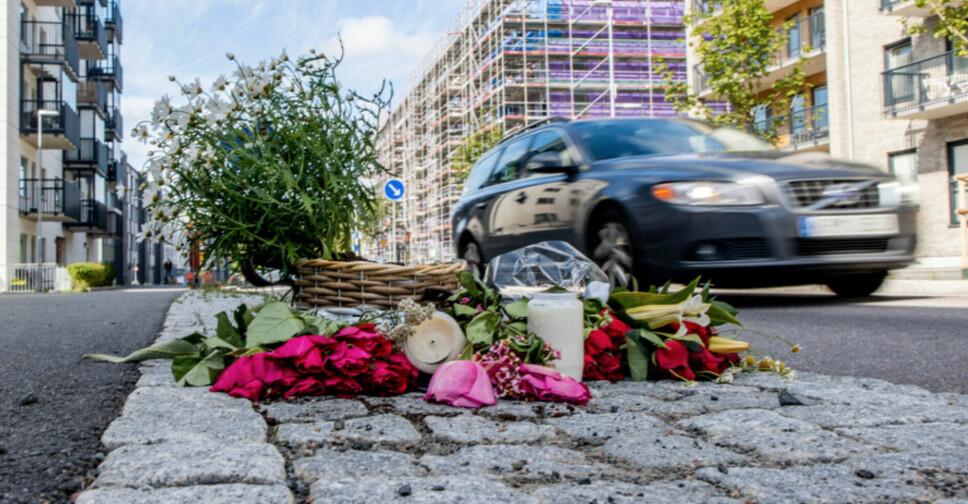 Blommor och ljus på platsen där en kvinna och man blev påkörda, ett par dagar efter händelsen i juli.