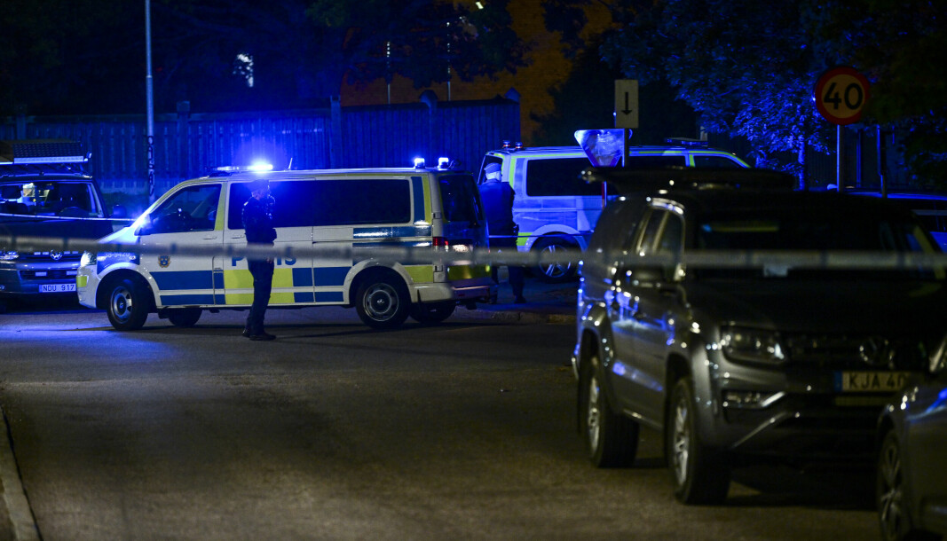 Polis vid avspärrning i stadsdelen Saltskog i Södertälje på fredagskvällen efter larm om en skottlossning.