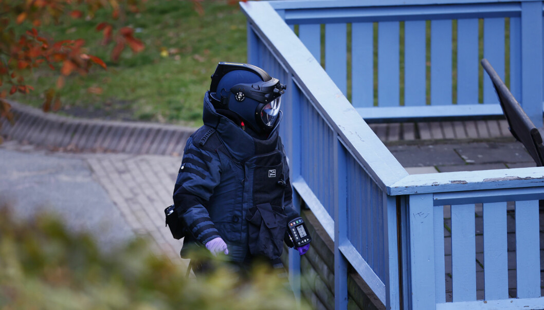 Polisens bombtekniker på plats vid en skola i Nordostpassagen i Göteborg där man larmat om ett misstänkt farligt föremål på onsdagseftermiddagen.