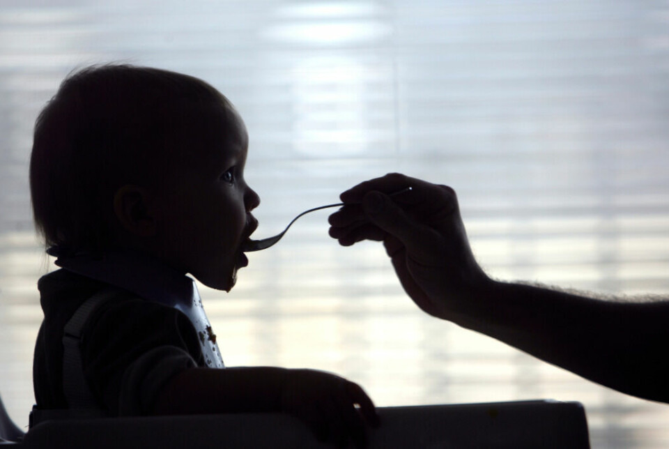 Ett barn matas med barnmat.