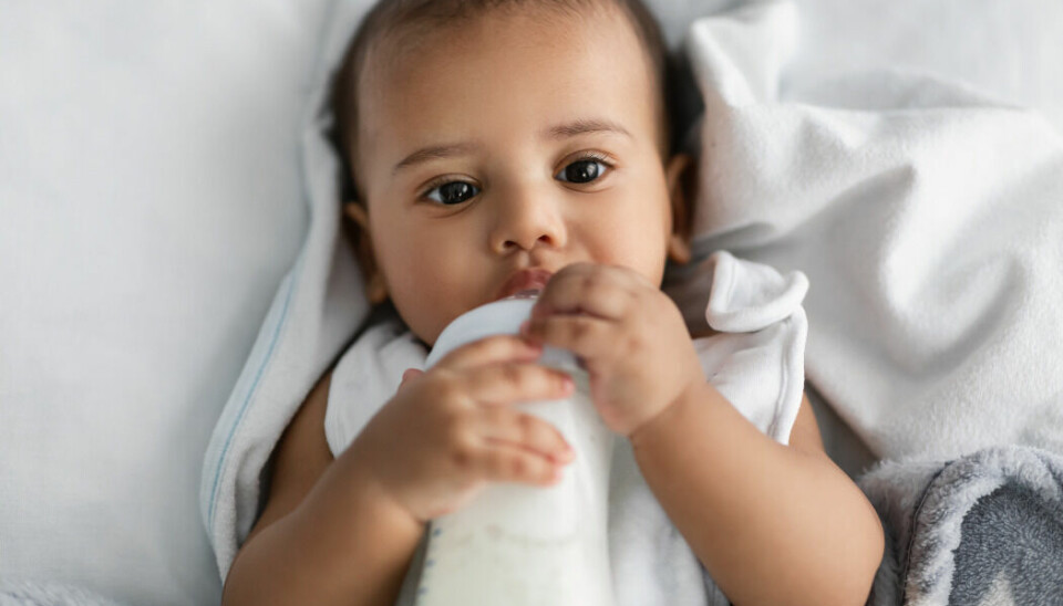 Bebis som dricker ur en nappflaska.