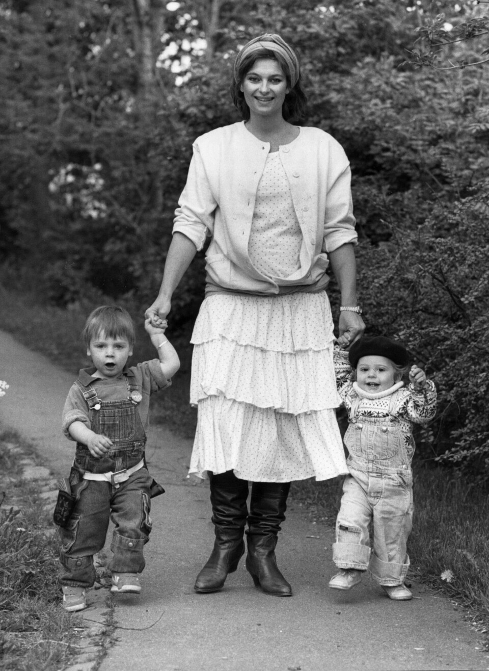 Suzanne Reuter med barn 1987.