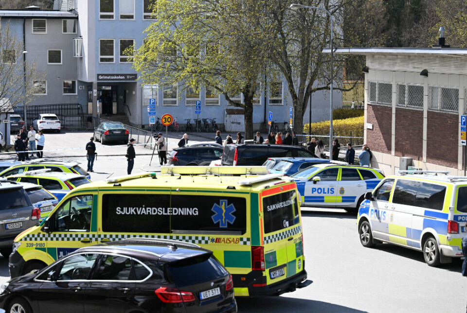 En skolanställd har skadats lindrigt vid ett knivdåd på en skola i Vällingby i västra Stockholm.