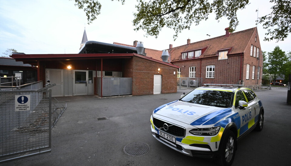 Polisen på plats på Kyrkskolan på Malmövägen i centrala Svedala på söndagskvällen efter att ett barn fallit från ett 10 meter högt tak