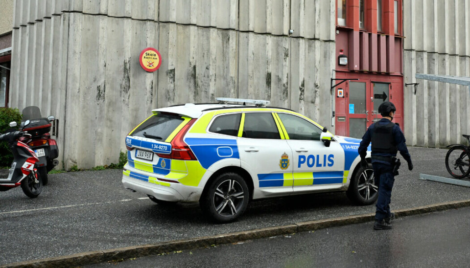 Polis på plats vid skola i Täby.