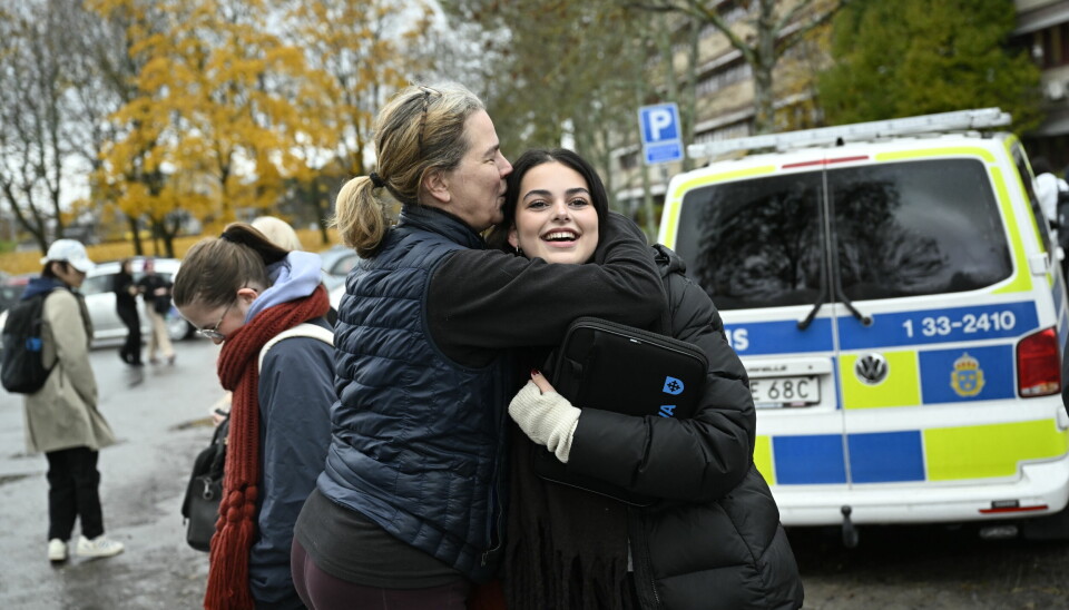 Lucia Luis kramar om sin mamma Camilla Danielsson efter en stor polisinsats på en gymnasieskola i Täby, norr om Stockholm. Eleverna har nu släppts ut efter att ha varit inrymda.