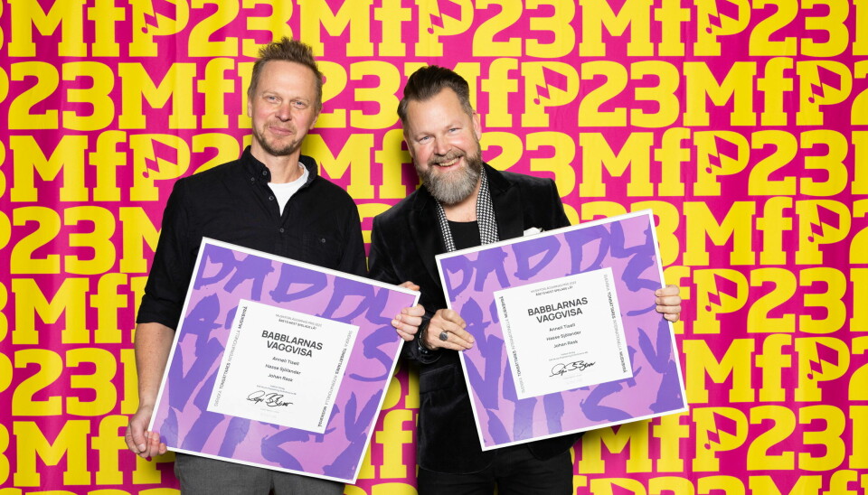 Johan Rask och Hans Sjölander tog emot diplom för årets mest spelade låt under 2022 på galan Musikförläggarnas pris. Pressbild.